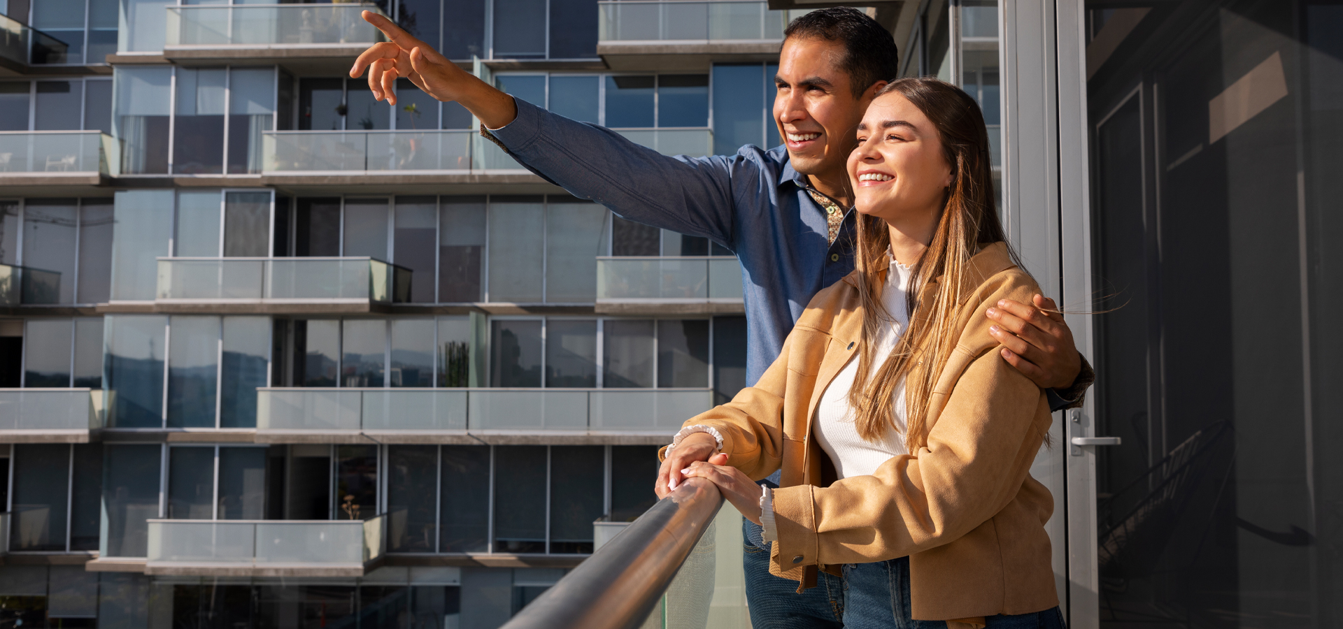 Pareja en su nuevo apartamento